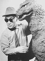 Eijii Tsuburaya ao lado de Godzilla